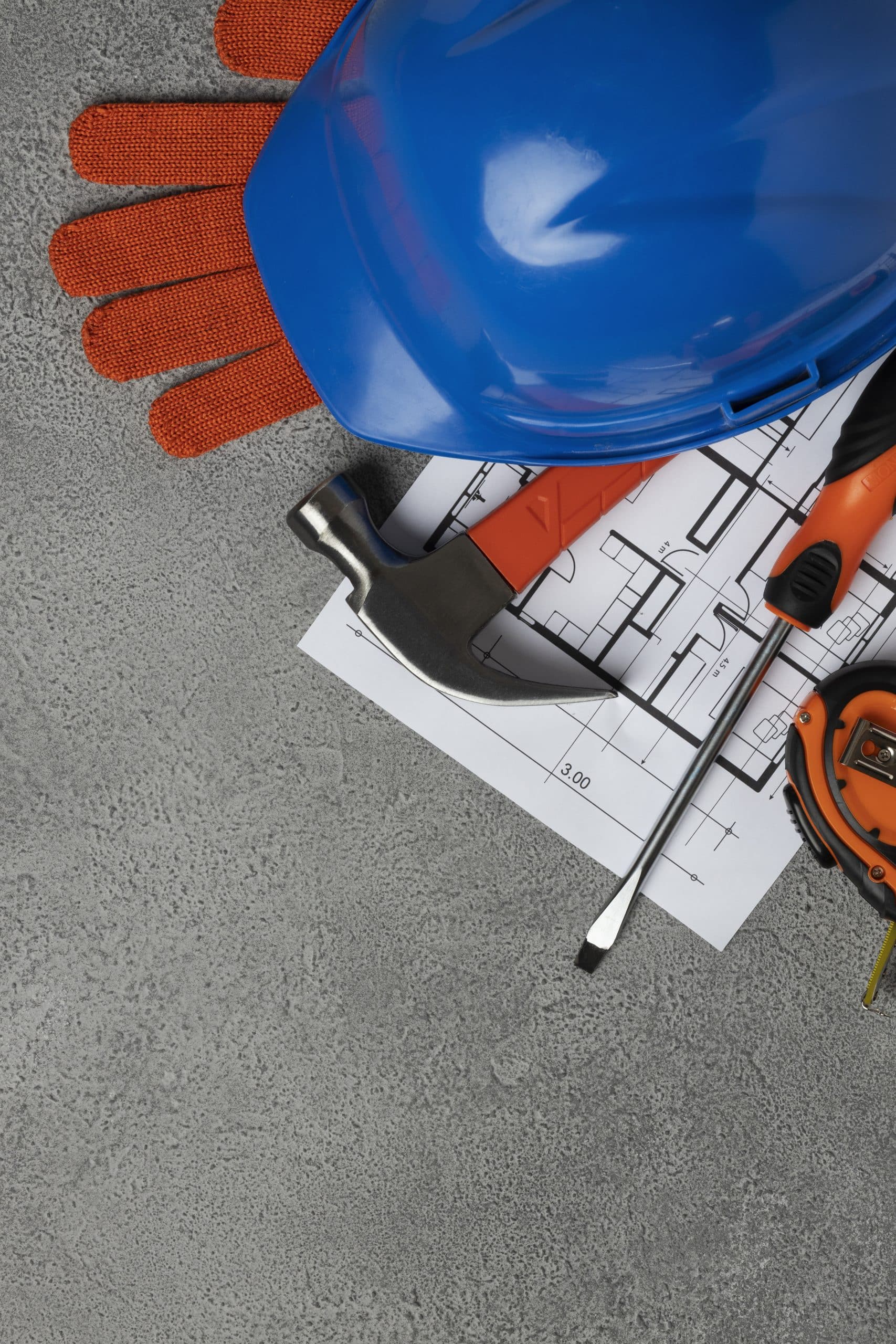 vue-du-marteau-en-acier-avec-des-outils-de-travail-de-construction